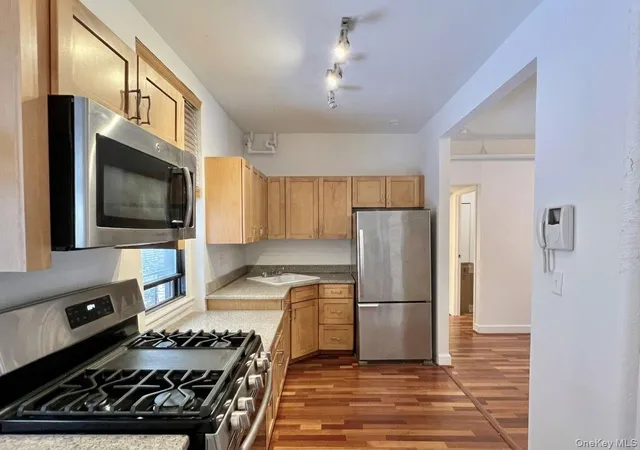 5th image of 21-28 35Th St, New York, NY 11105