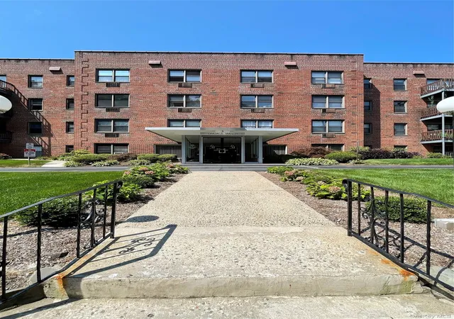 Listing Photo 2 - Condo for sale in building located at 5 Oakdale Manor, Suffern, NY 10931 - Unit #B18