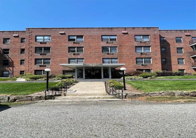 2nd image of 5 Oakdale Manor, Suffern, NY 10901