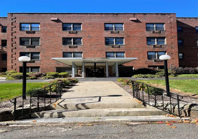 4th image of 5 Oakdale Manor, Suffern, NY 10931