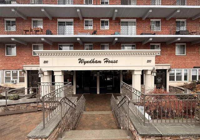 Photo 1 of Sale Pending at 200 Atlantic Ave #417, Lynbrook, NY 11563 | MLS# 963528 | Listing updated on 2026-09-19
