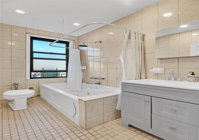 2nd image of 825 Walton Ave, New York, NY 10451