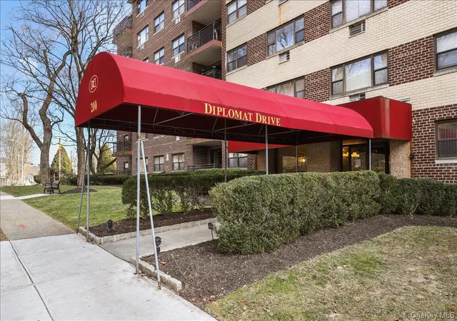 Photo 1 of Sale Pending at 200 Diplomat Dr #3M, Mount Kisco, NY 10549 | MLS# 963919 | Listing updated on 2026-09-19