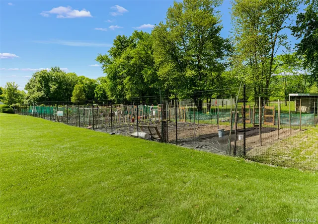 2nd image of 128d Columbia Ct, Yorktown Heights, NY 10598