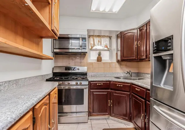 Listing Photo 5 - Condo for sale in building located at 1330 Croes Ave, New York, NY 10472