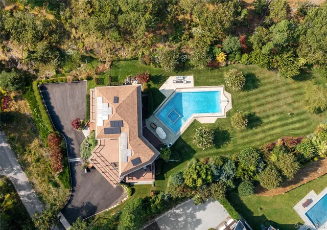 Photo 2 of Mansion for sale at 89 Old Canoe Pl Rd, Southampton, NY 11946 | MLS# 965009 | Listing updated on 2026-09-19