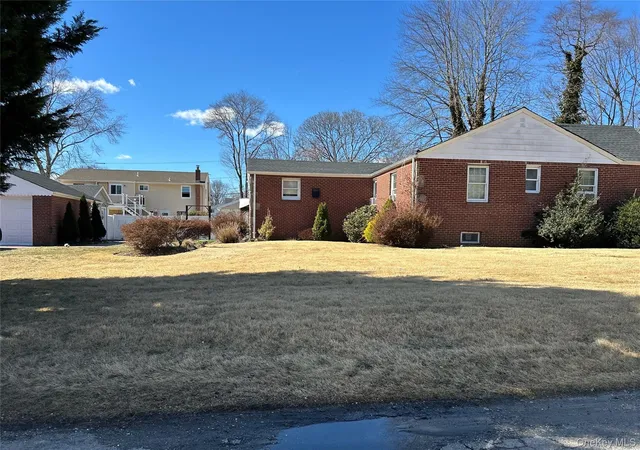 3rd image of 38 Hilltop Ln, Wheatley Heights, NY 11798 | MLS# 965076