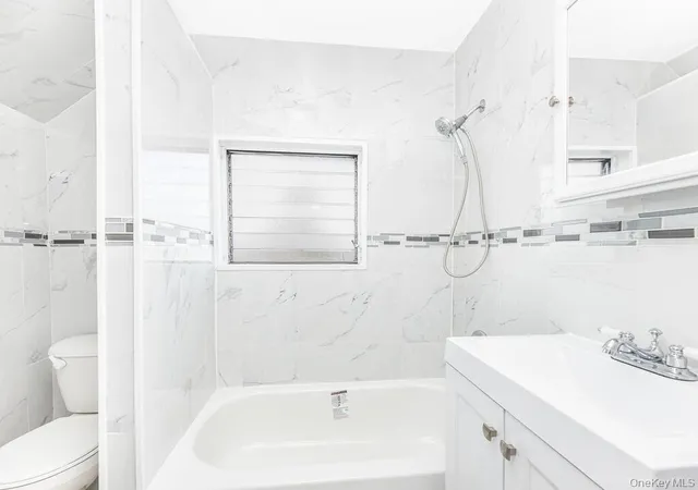 Photo 4 of Single family home for sale at 555 Kimball Ave, Yonkers, NY 10704 | MLS# 965409 | Listing updated on 2026-03-13