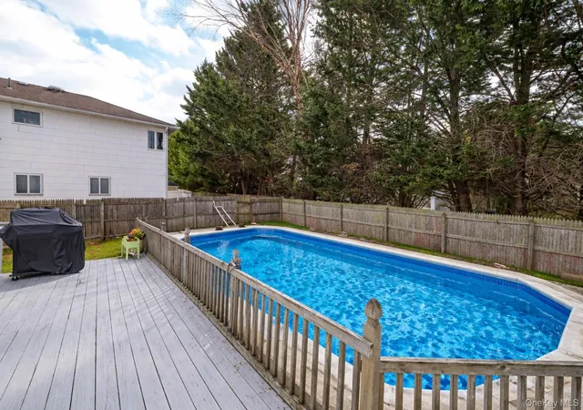 16th image of 14 Willoughby Pl, Islip, NY 11795 | MLS# 965759
