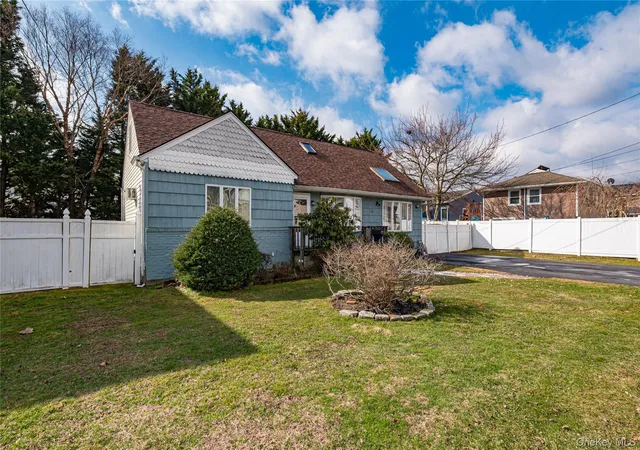 2nd image of 14 Willoughby Pl, Islip, NY 11795 | MLS# 965759
