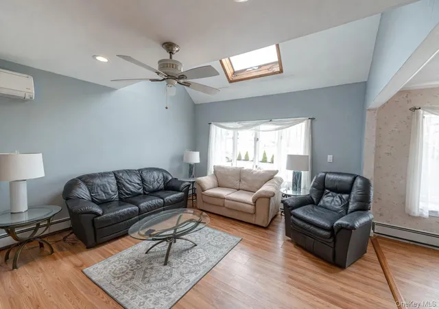 3rd image of 14 Willoughby Pl, Islip, NY 11795 | MLS# 965759
