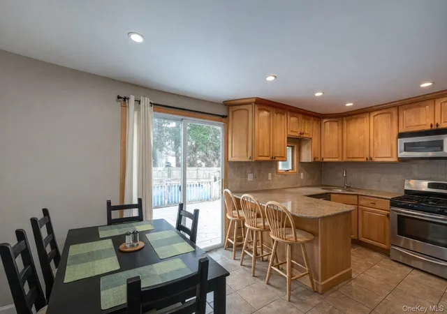 5th image of 14 Willoughby Pl, Islip, NY 11795 | MLS# 965759