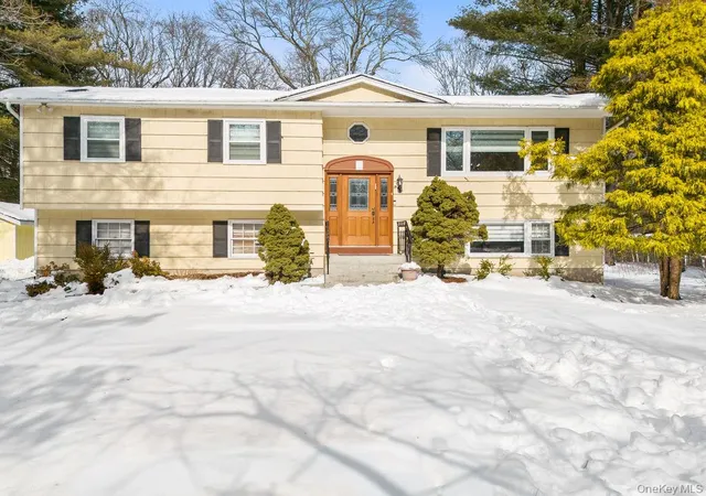 Single family home for sale at 10 Cottage Ln, Suffern, NY 10901 | MLS# 965999 | Listing updated on 2026-04-15