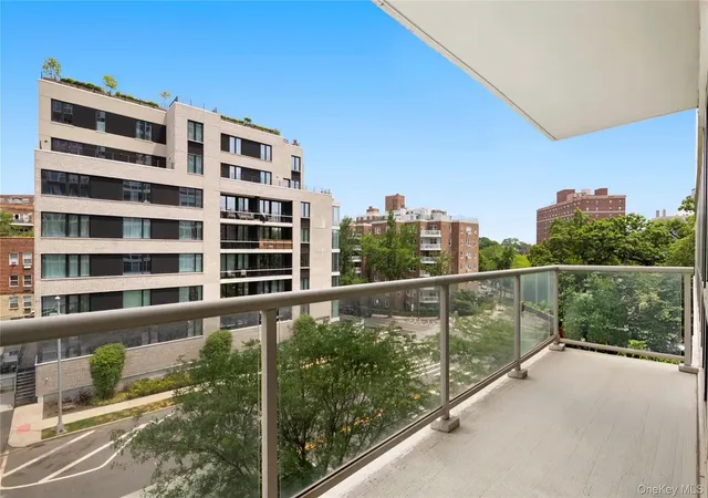 2nd image of 640 W 237Th St, New York, NY 10463