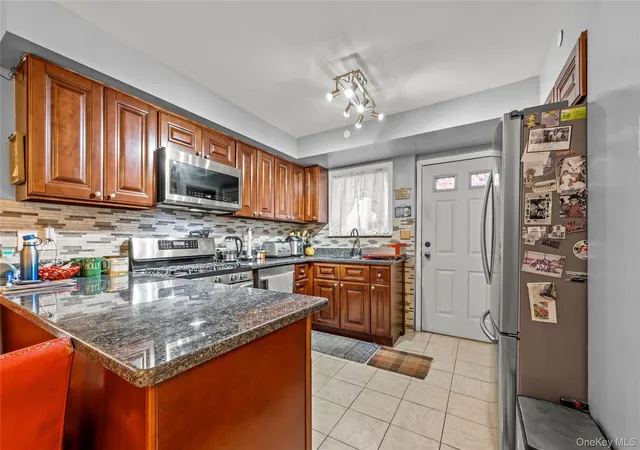 Listing Photo 4 - Condo for sale in building located at 436 Bch 37th St, New York, NY 11691