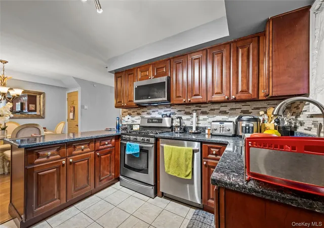 Listing Photo 5 - Condo for sale in building located at 436 Bch 37th St, New York, NY 11691