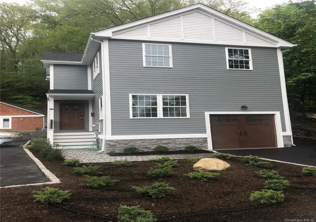 Photo 3 of Sale Pending at 105 Liberty Ave, Brookhaven, NY 11777 | MLS# 966593 | Listing updated on 2026-09-19