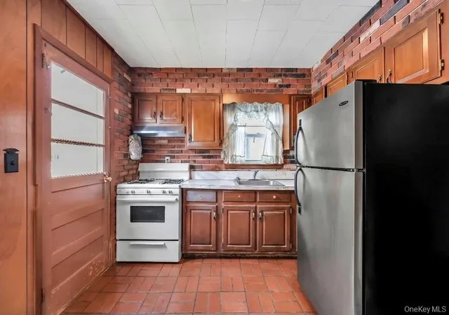 Photo 4 of Sale Pending at 189 Ontario Ave, Oyster Bay, NY 11758 | MLS# 966813 | Listing updated on 2026-06-26