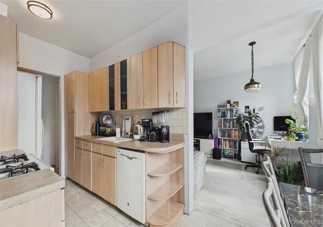 4th image of 3564 89Th St, New York, NY 11372