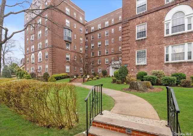 2nd image of 175-06 Devonshire Rd, Jamaica, NY 11432