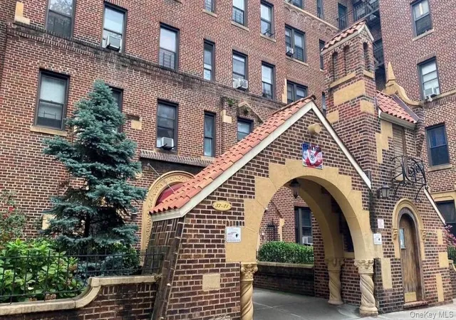 Homes for sale in New York, NY | 37-21 80Th St #2A, New York, NY 11372 | MLS# 967258