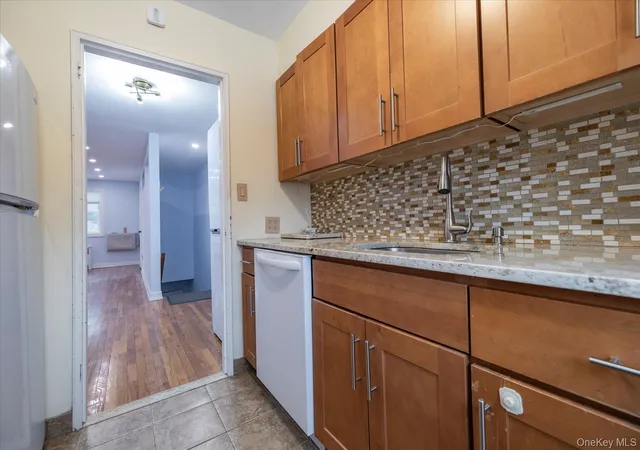 4th image of 22930 Kingsbury Ave, New York, NY 11364