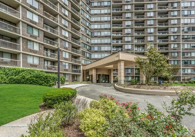 4th image of 2 Bay Clb, New York, NY 11360
