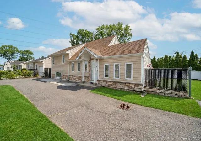 2nd image of 266 Ronkonkoma Ave, Ronkonkoma, NY 11779 | MLS# 967569