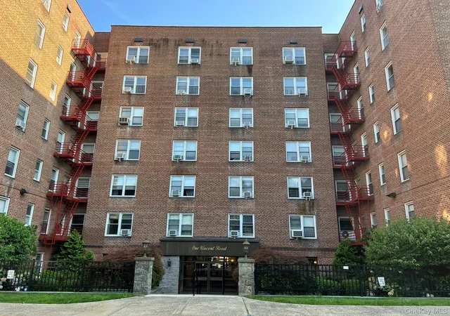 Photo 1 of Sale Pending at 1 Vincent #Unit 3K, Yonkers, NY 10708 | MLS# 967858 | Listing updated on 2026-10-02