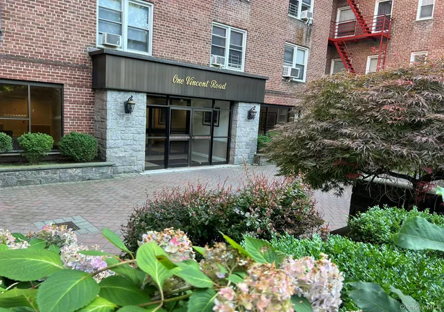 Photo 3 of Sale Pending at 1 Vincent #Unit 3K, Yonkers, NY 10708 | MLS# 967858 | Listing updated on 2026-10-02