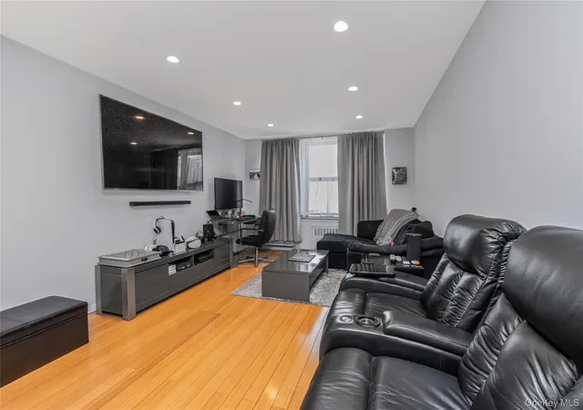 2nd image of 1874 Pelham Pkwy S #4A, Bronx, NY 10461 | MLS# 967921