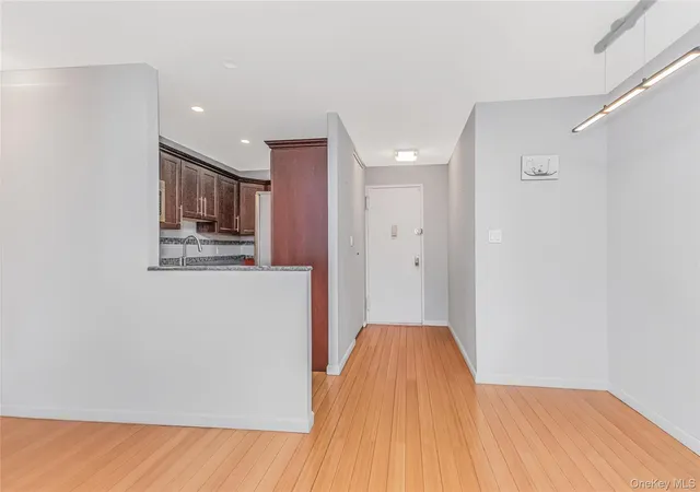 3rd image of 1874 Pelham Pkwy S #4A, Bronx, NY 10461 | MLS# 967921