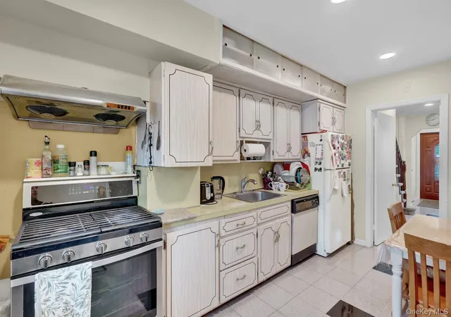 4th image of 8415 259Th St, New York, NY 11001 | MLS# 968067