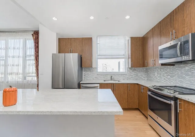 4th image of 50 Oceana Dr W #8D, New York, NY 11235 | MLS# 968420