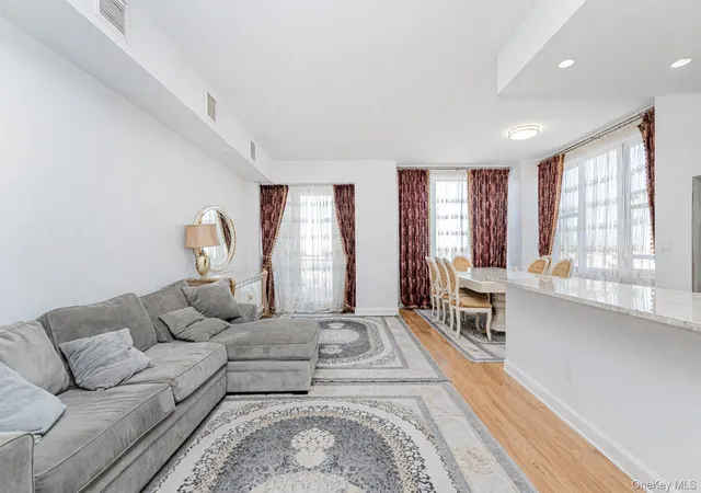 5th image of 50 Oceana Dr W #8D, New York, NY 11235 | MLS# 968420