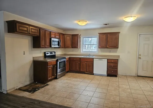 Photo 4 of Sale Pending at 556 Taylor Ave, Brookhaven, NY 11772 | MLS# 968563 | Listing updated on 2026-09-19