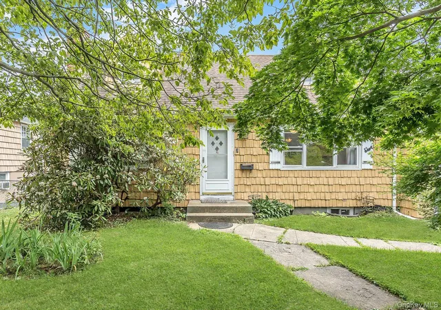 3rd image of 3 Cambridge St, Oyster Bay, NY 11542 | MLS# 968568