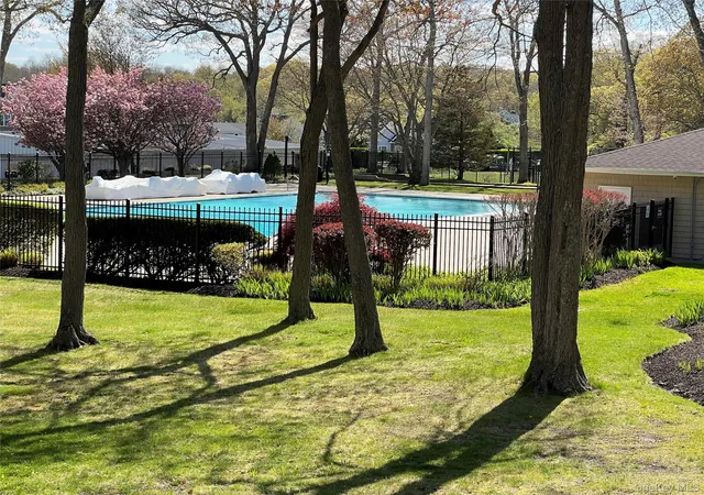 2nd image of 805 Blfs Dr N, Riverhead, NY 11933