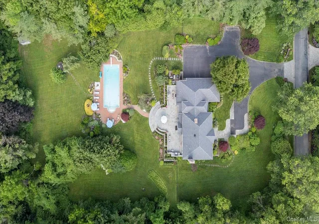 Photo 2 of Sale Pending at 10 Overbrook Ln, Glen Head, NY 11545 | MLS# 969013 | Listing updated on 2026-09-19