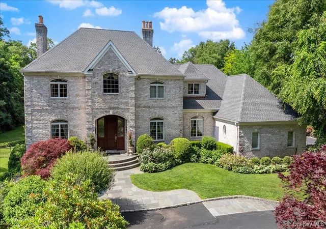 Photo 3 of Sale Pending at 10 Overbrook Ln, Glen Head, NY 11545 | MLS# 969013 | Listing updated on 2026-09-19