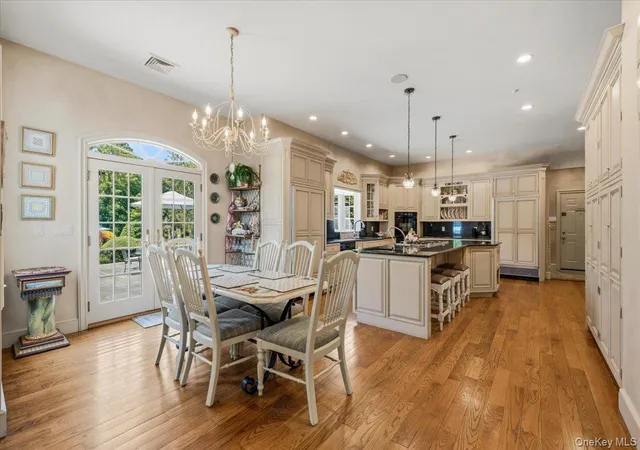 Photo 4 of Sale Pending at 10 Overbrook Ln, Glen Head, NY 11545 | MLS# 969013 | Listing updated on 2026-09-19