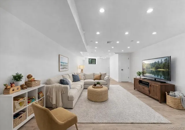 Listing Photo 4 - Condo for sale in building located at 953 Tilden St, New York, NY 10469