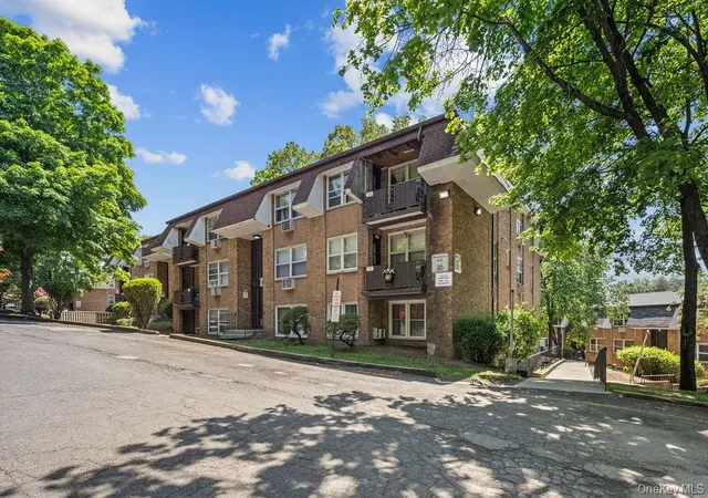 Listing Photo 2 - Condo for sale in building located at 160 E Kearsing Pkwy, Monsey, NY 10952 - Unit #