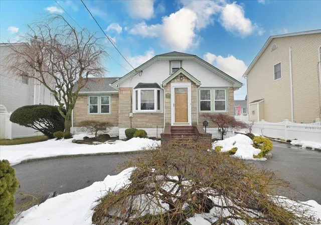 Photo 3 of Sale Pending at 2016 Abbot Ave, Merrick, NY 11566 | MLS# 969113 | Listing updated on 2026-04-21
