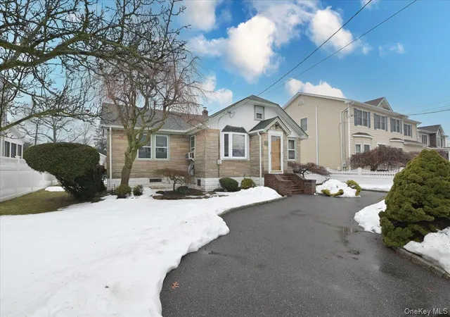 Photo 3 of Sale Pending at 2016 Abbot Ave, Merrick, NY 11566 | MLS# 969113 | Listing updated on 2026-04-21
