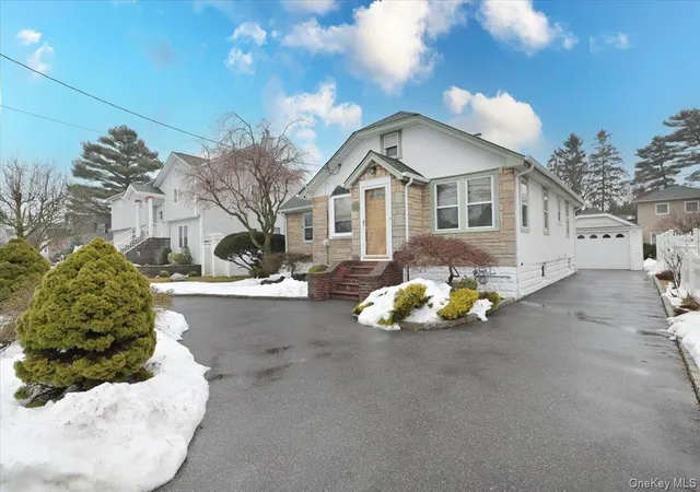 Photo 4 of Sale Pending at 2016 Abbot Ave, Merrick, NY 11566 | MLS# 969113 | Listing updated on 2026-04-21