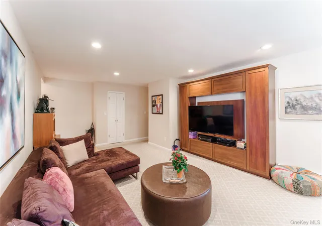 Homes for sale in North Hempstead, NY | 200 South Middle Neck Rd #F6, North Hempstead, NY 11021 | MLS# 969170