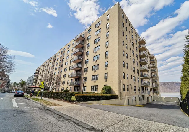 3rd image of 1085 Warburton Ave #316, Yonkers, NY 10701 | MLS# 969250