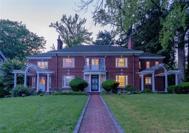 2nd image of 26 Overlook Cir, New Rochelle, NY 10804 | MLS# 969297
