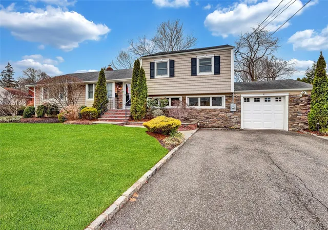 3rd image of 18 Frost Ln, Greenlawn, NY 11740 | MLS# 969631
